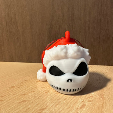 Von Jack Skellington inspirierte Weihnachtskugeln mit einer Weihnachtsmütze