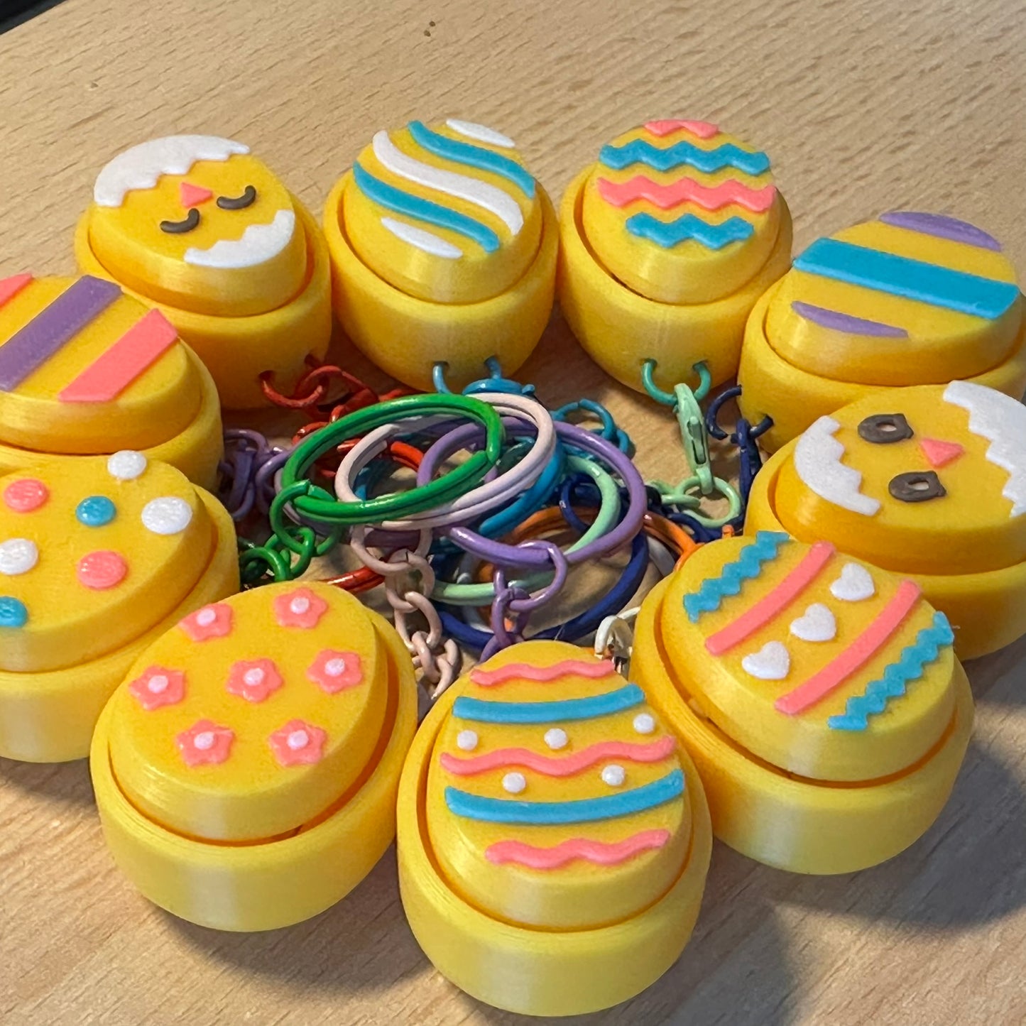 đŁ Easter Egg Clicker Keychain â Fun, trendy & stress-relieving! đ