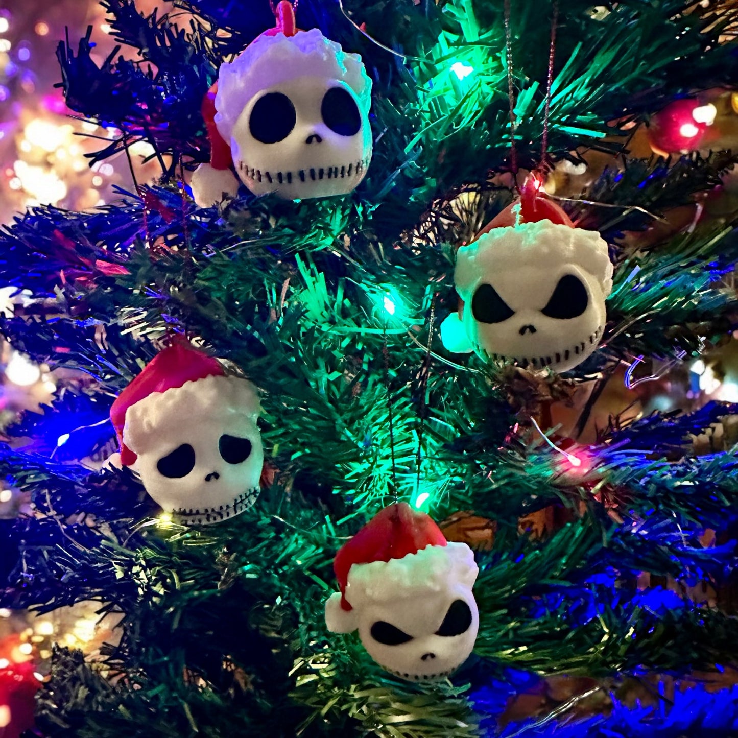 Boules de Noël inspirées de Jack Skellington avec un bonnet de Noêl