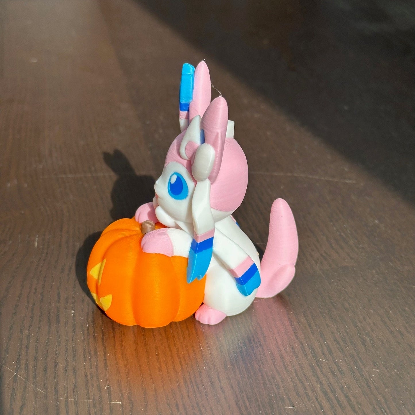 Figurine Nymphali avec sa citrouille, Pokemon Sylveon, Pokemon édition spéciale Halloween