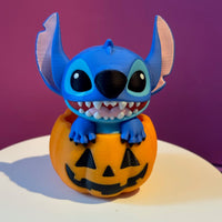 Figurine Stitch dans une Citrouille : L'Évasion Magique d'Halloween