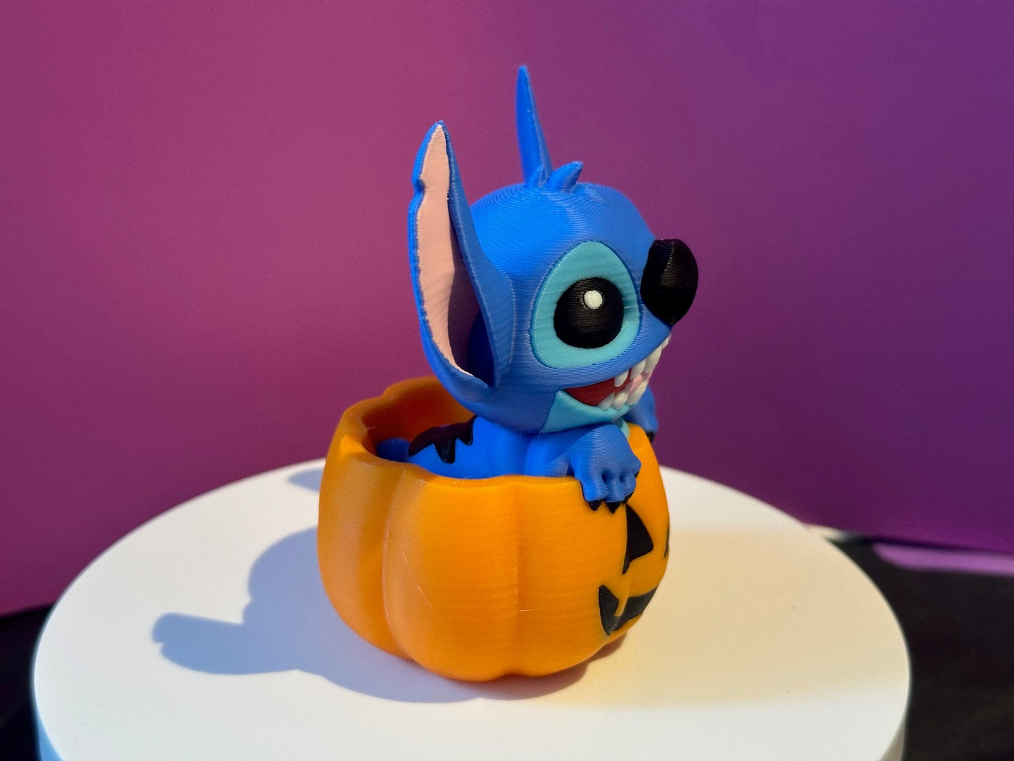 Figurine Stitch dans une Citrouille : L'Évasion Magique d'Halloween