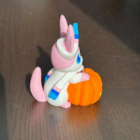 Figurine Nymphali avec sa citrouille, Pokemon Sylveon, Pokemon édition spéciale Halloween