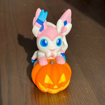 Figurine Nymphali avec sa citrouille, Pokemon Sylveon, Pokemon édition spéciale Halloween