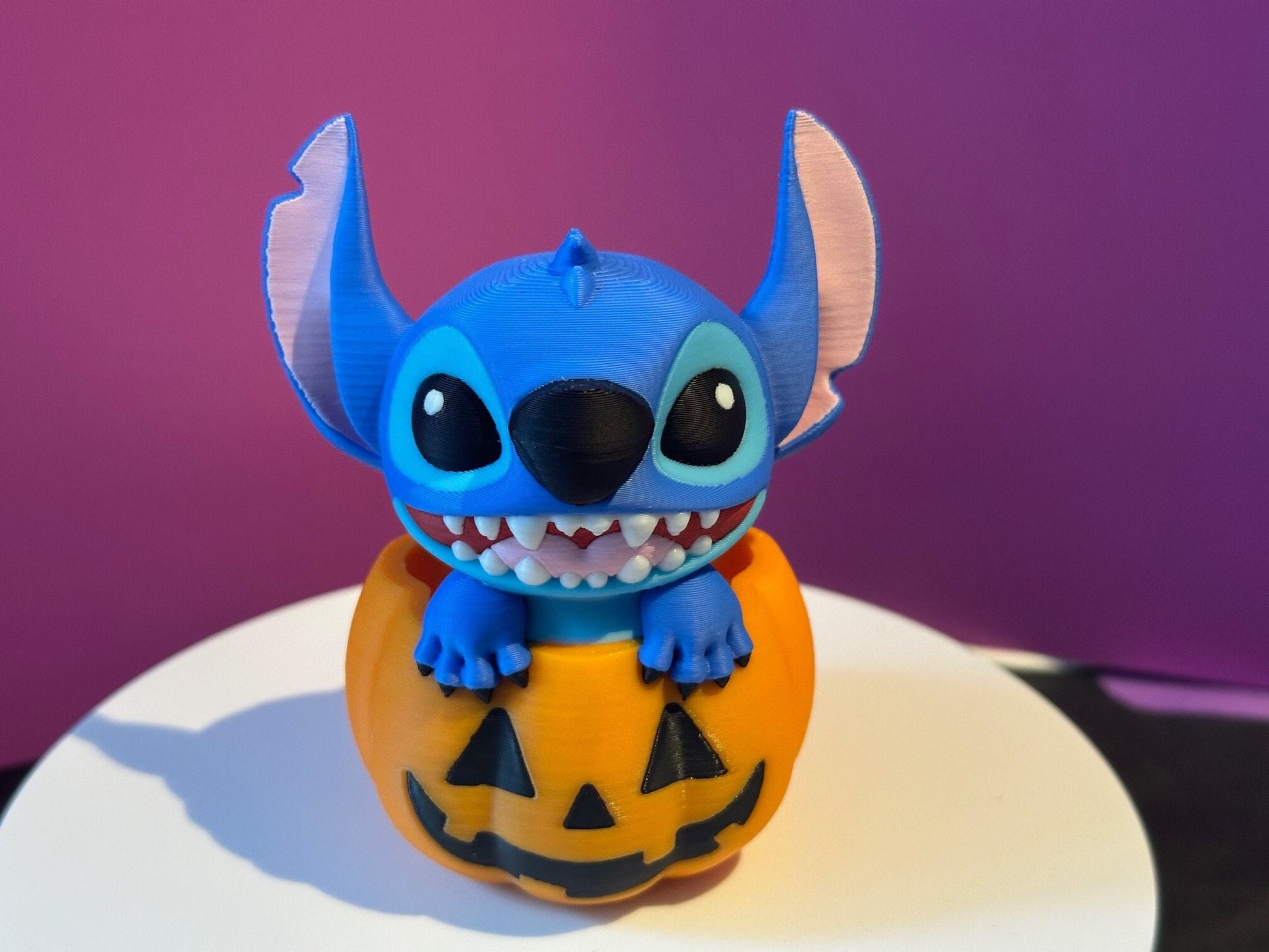 Figurine Stitch dans une Citrouille : L'Évasion Magique d'Halloween