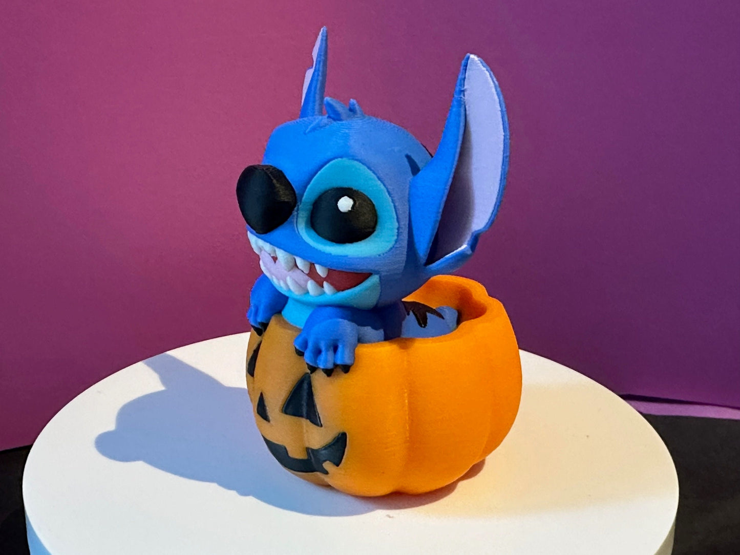 Figurine Stitch dans une Citrouille : L'Évasion Magique d'Halloween