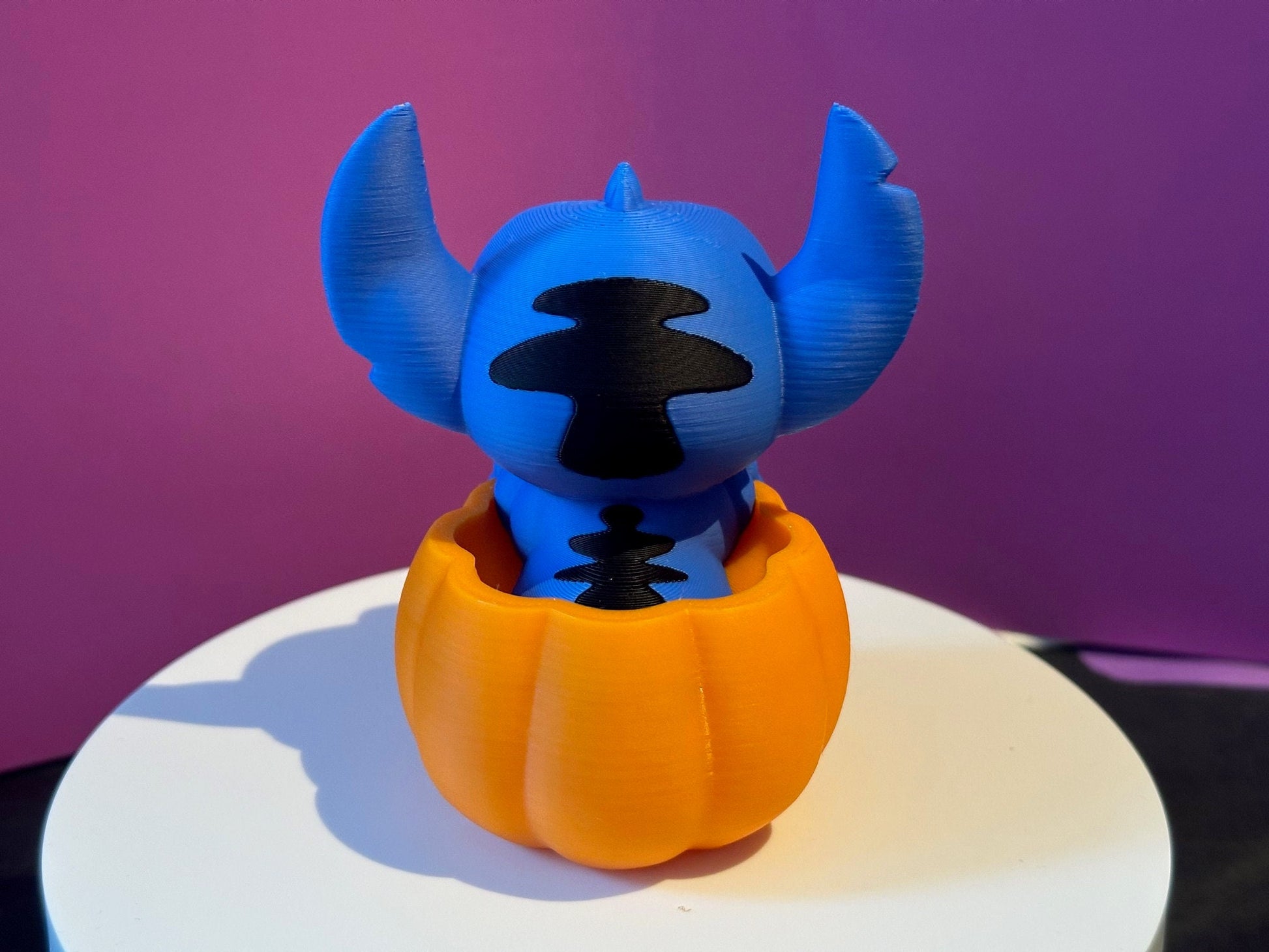 Figurine Stitch dans une Citrouille : L'Évasion Magique d'Halloween