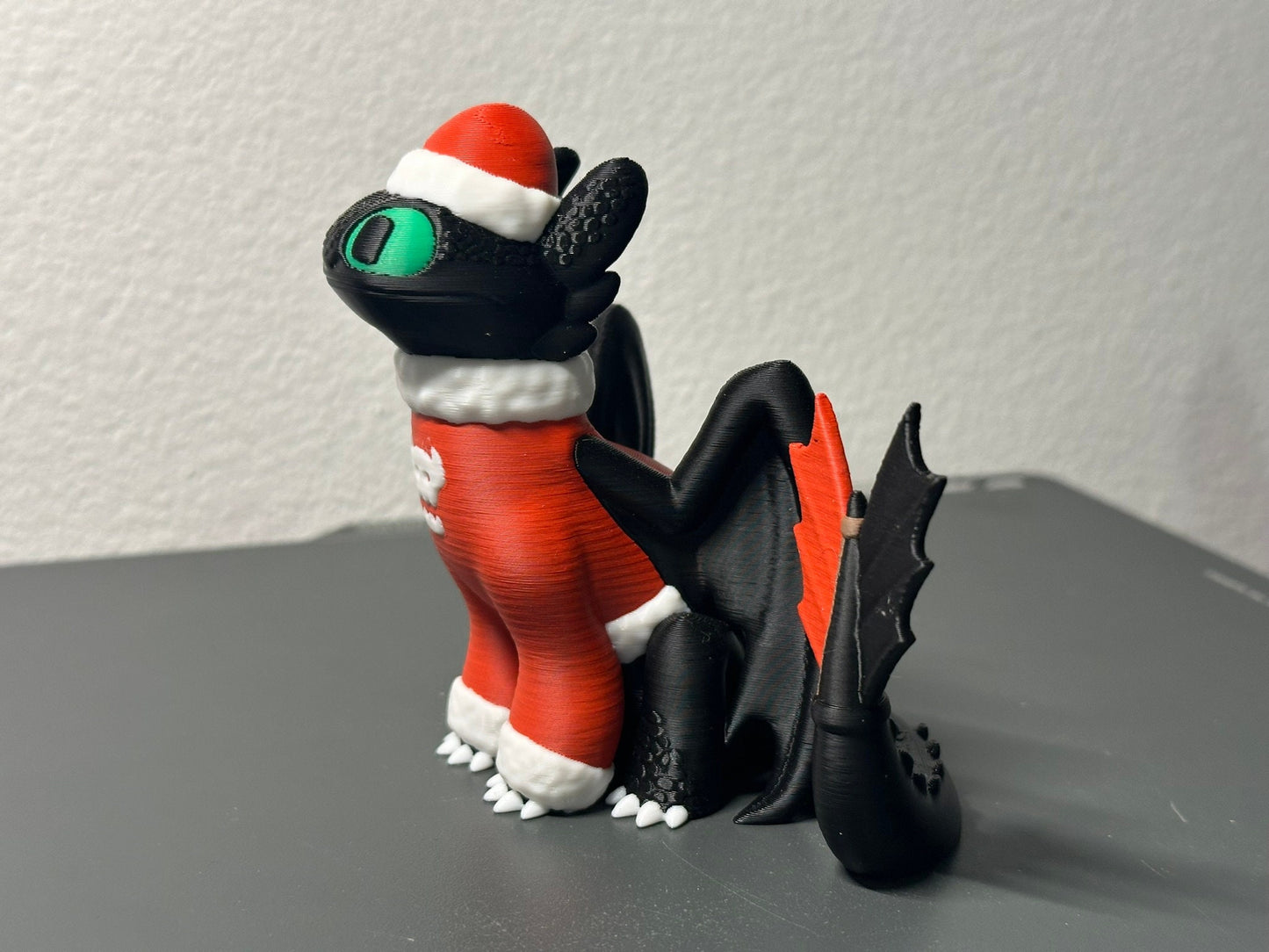 Krokmou (Dragon) dans son pull de Noël