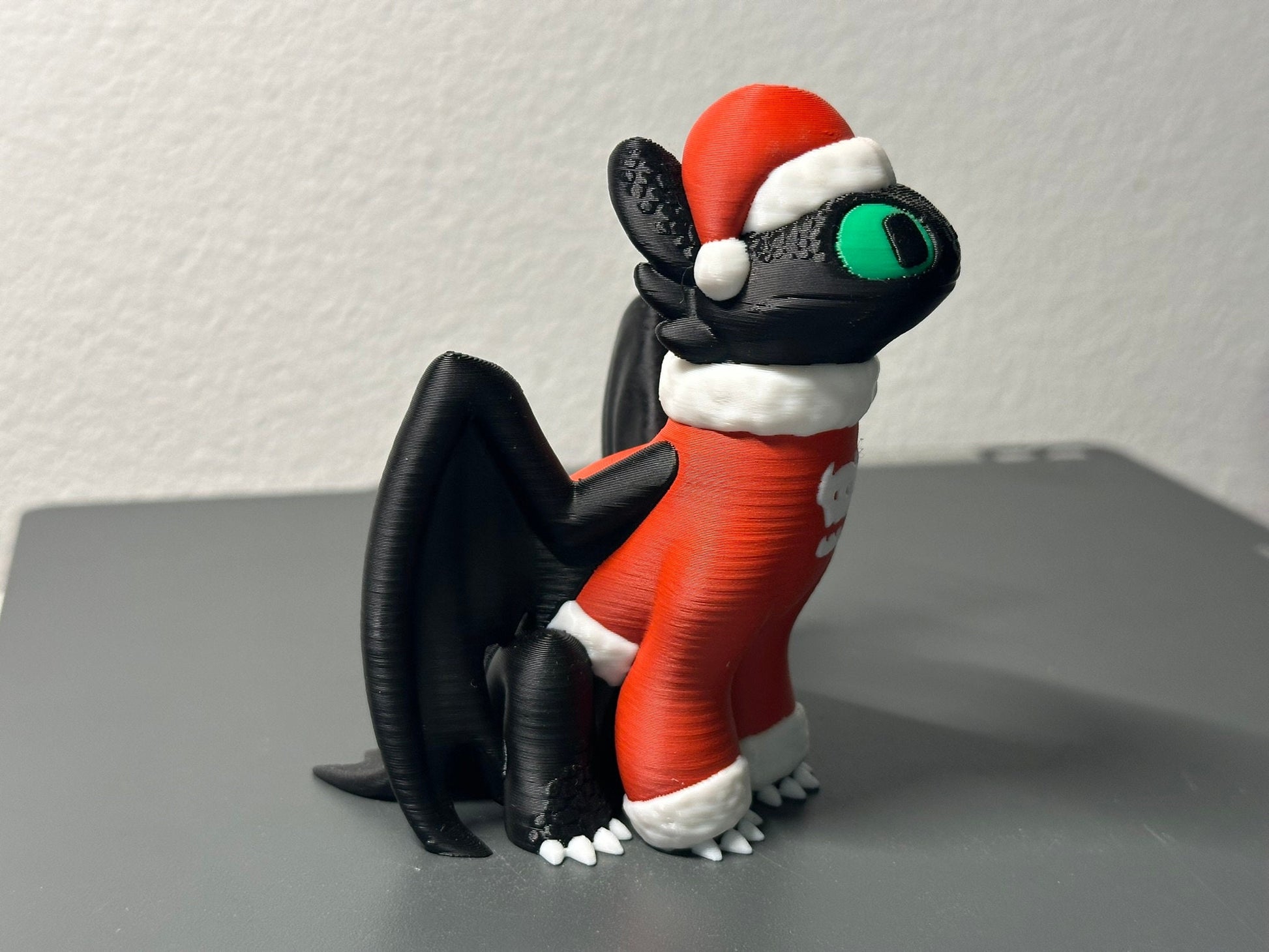 Krokmou (Dragon) dans son pull de Noël