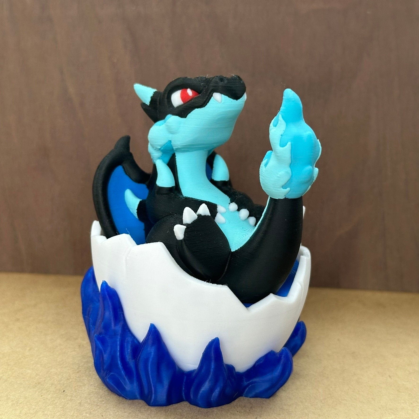 Figurine Pokemon Mega Dracofeu dans son oeuf