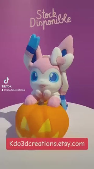 Figurine Nymphali avec sa citrouille, Pokemon Sylveon, Pokemon édition spéciale Halloween